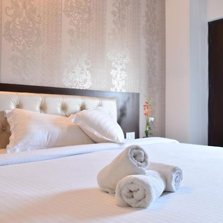 Hotel Flora Inn Gurgaon Buitenkant foto