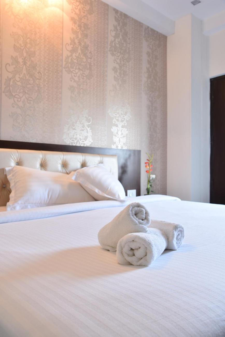 Hotel Flora Inn Gurgaon Buitenkant foto